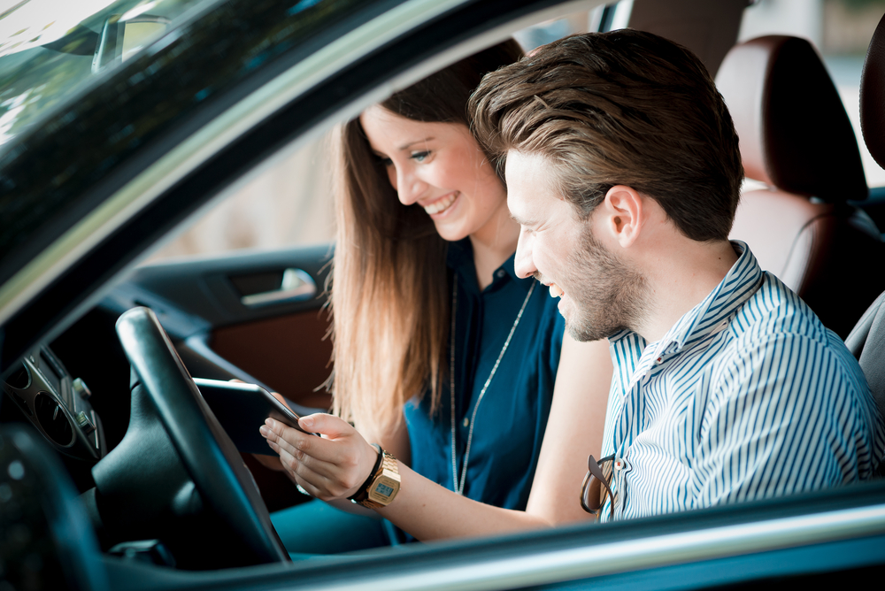 Paar im Auto