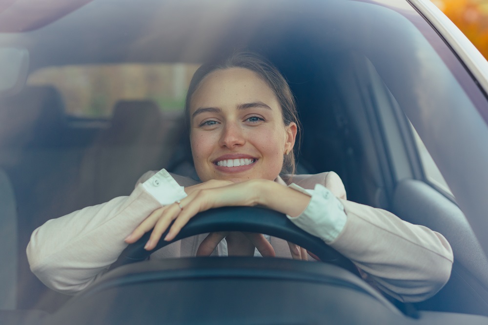 Junge Frau im Auto