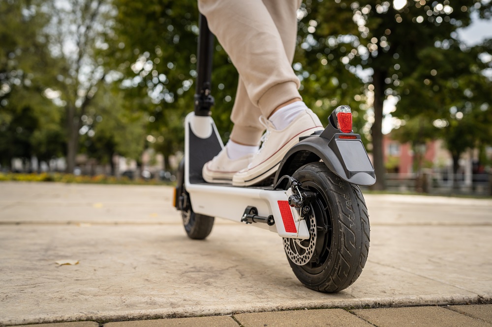 Mann auf E-Roller