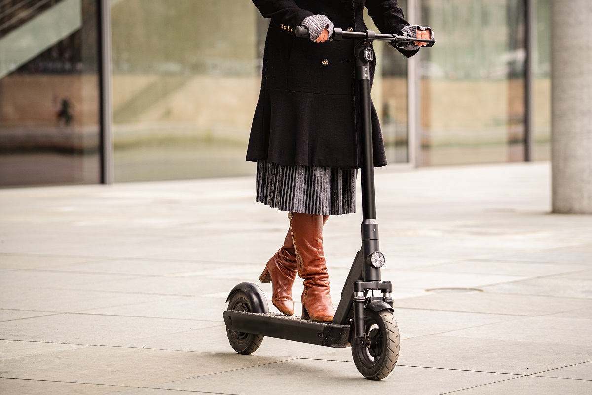 Frau auf E-Scooter