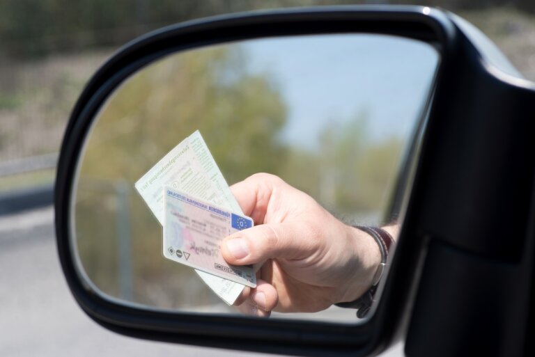 Mann zeigt Führerschein bei Kontrolle