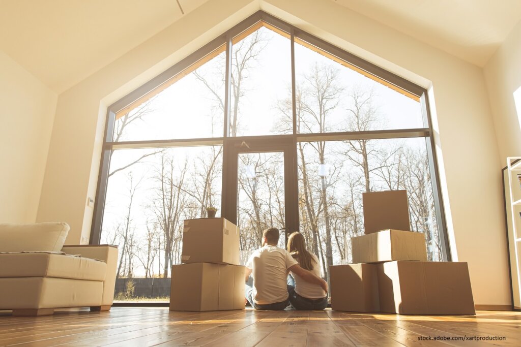 Junges Pärchen, das in ein neues Zuhause eingezogen ist