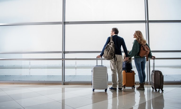 Paar mit Gepäck am Flughafen