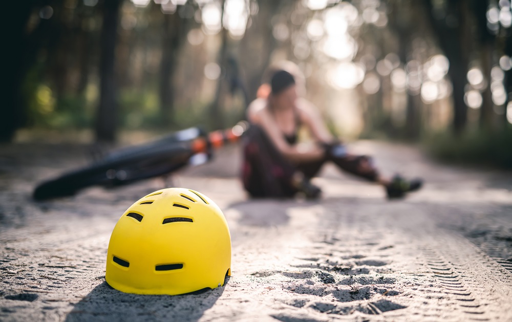 Frau verletzt mit Fahrrad Unfall, die aber geschützt wurde durch ihren Helm