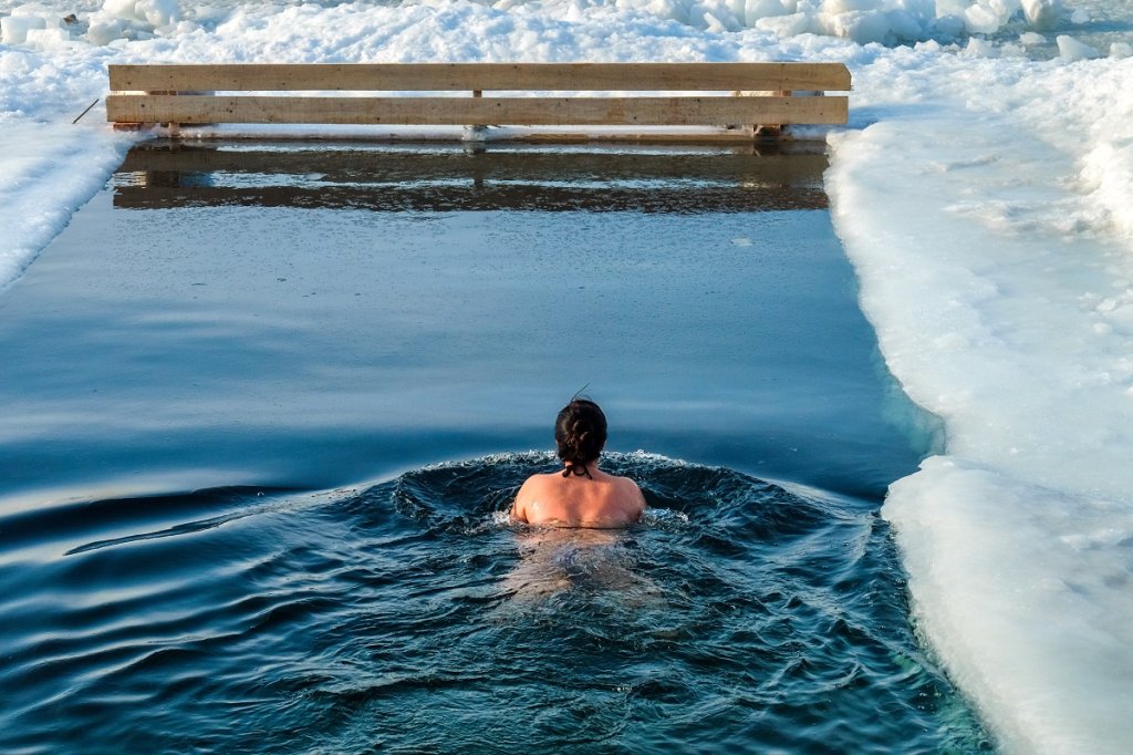 Frau beim Eisbaden