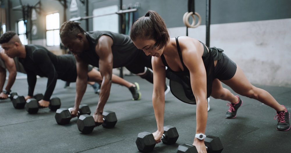 Mann und Frau beim Fitnesstraining