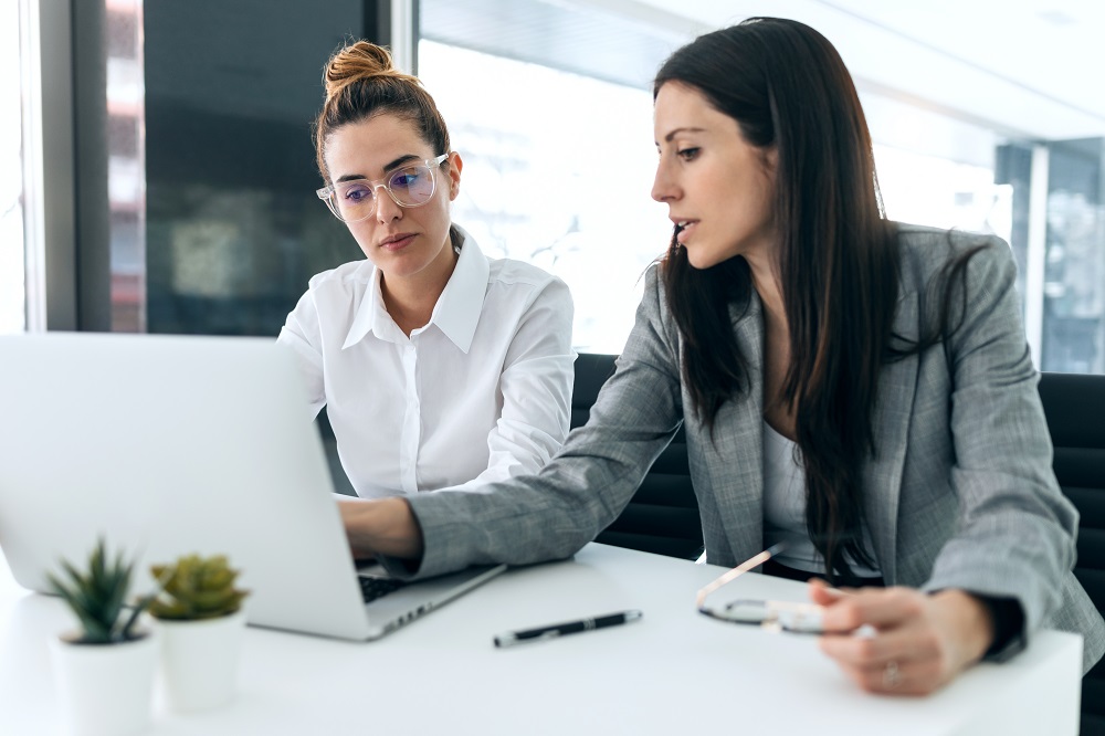 Zwei Frauen, die eine Besprechung im Büro haben