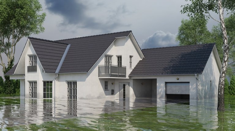 Ein Haus das nach Hochwasser einen Wasserschaden hat