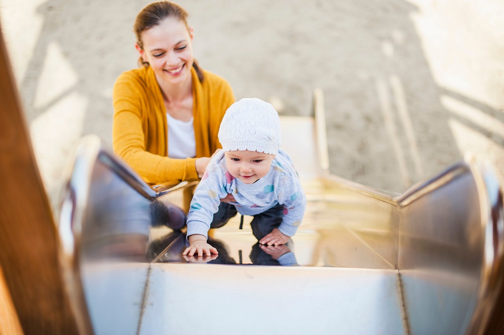 Mutter mit Kind auf dem Spielplatz