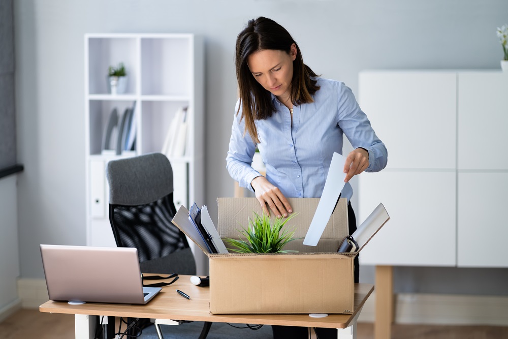 Frau zieht aus Büro aus