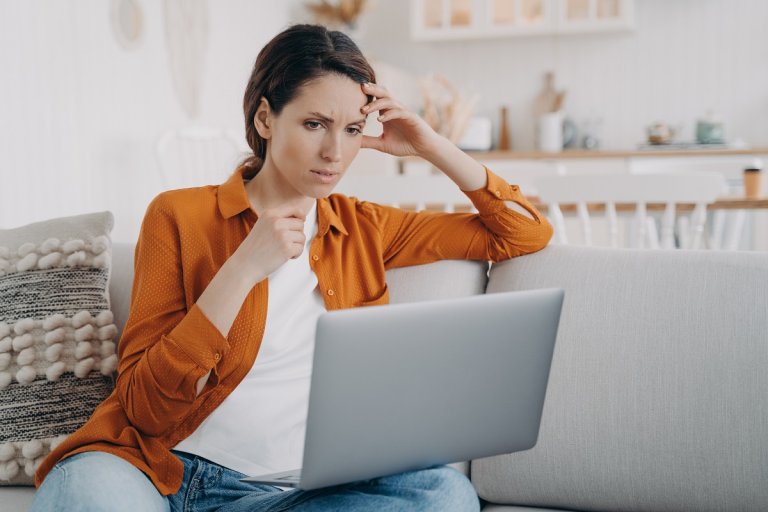 Frau am Laptop, die ihre Kündigung liest