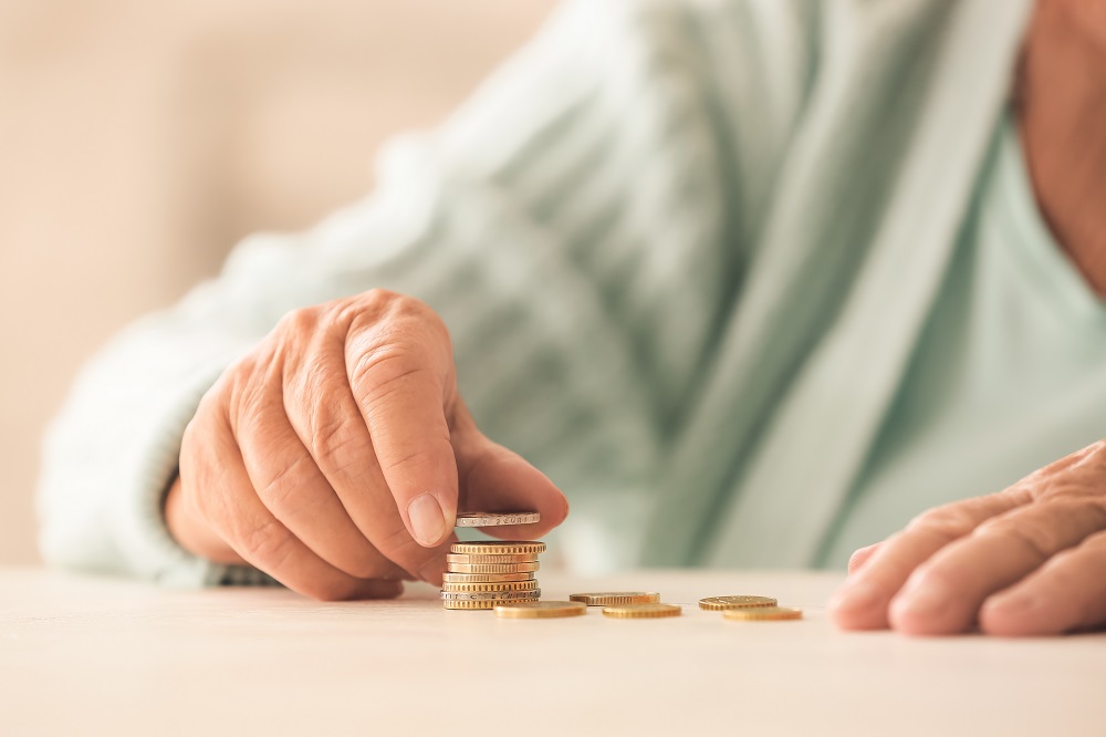 Sparen im Alter Seniorin zählt Geld