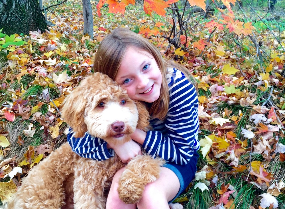 Mädchen freut sich mit Hund