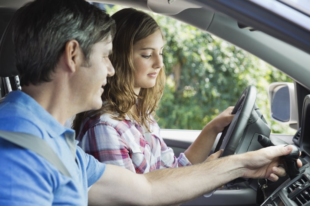 Vater bringt Tochter Autofahren bei