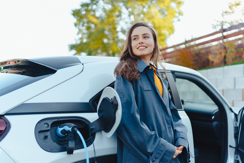 Frau mit E-Auto