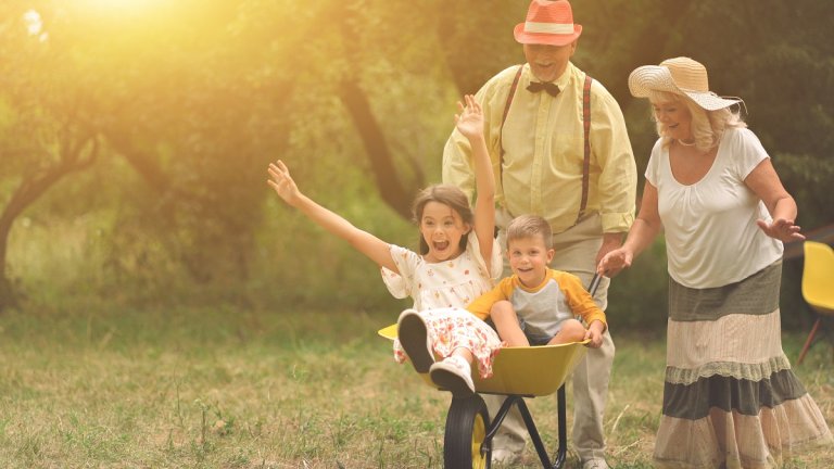 Glückliches Paar mit Enkelkindern