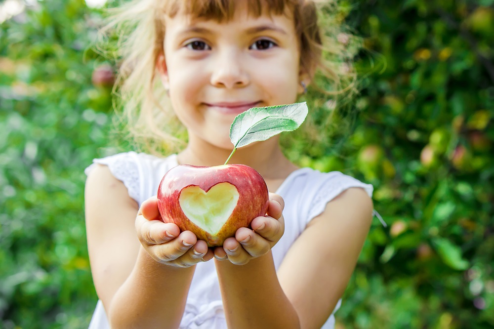 Mädchen mit Apfel