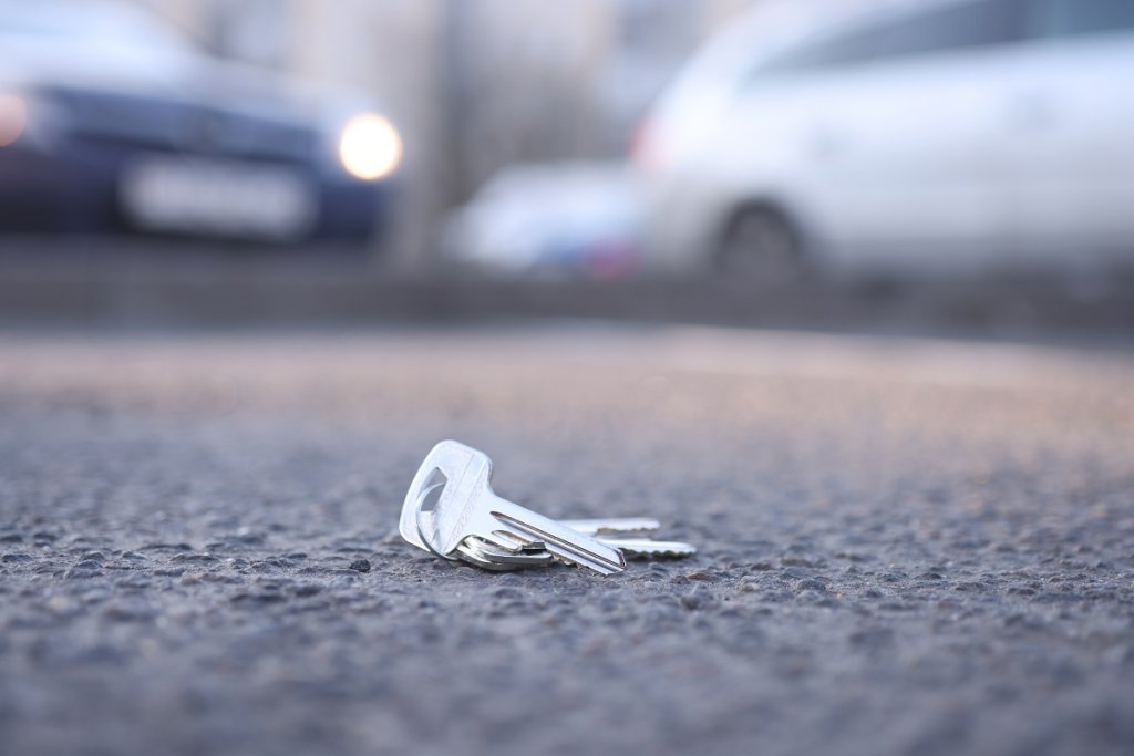 Verlorene Schlüssel, die auf der Straße liegen