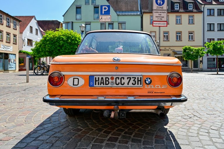 Älteres Auto auf Parkplatz am Markt