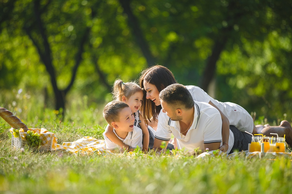 glückliche Familie im Garten