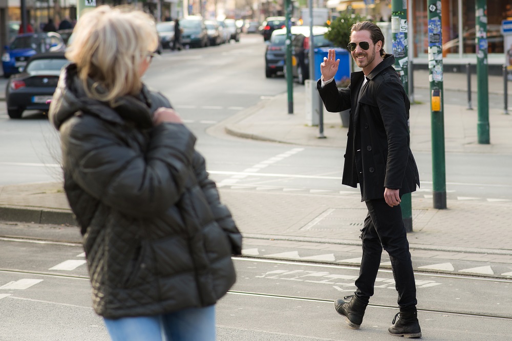 Junger Mann macht Kompliment auf der Straße