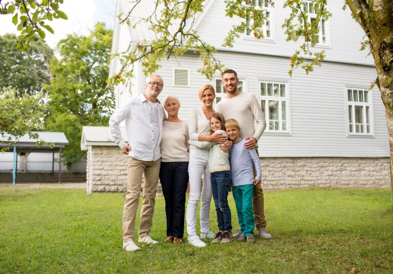 Familie vor Haus Niessbrauchrecht