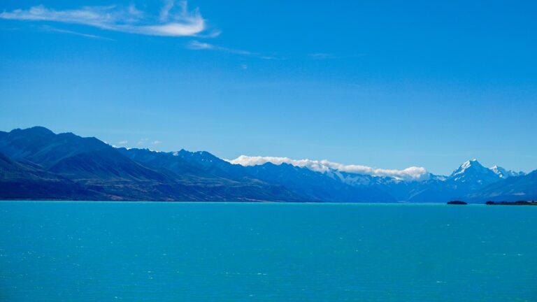 Berge und Wasser unter blauem Himmel