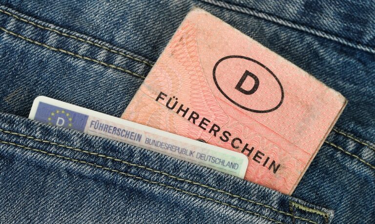 alter und neuer Führerschein in Hosentasche