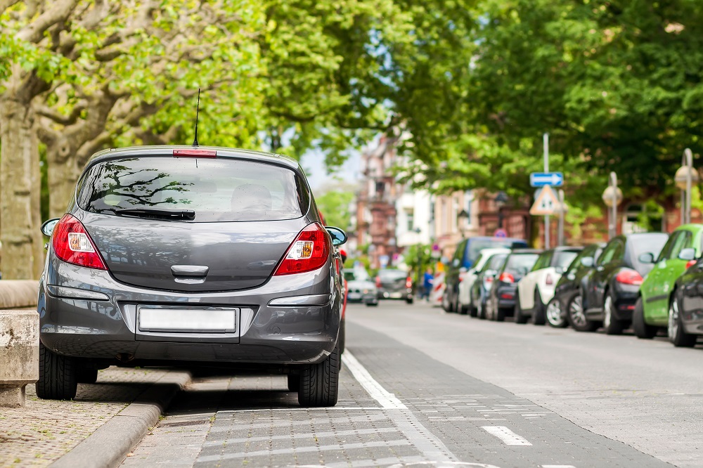 Parkender PkW in der Stadt