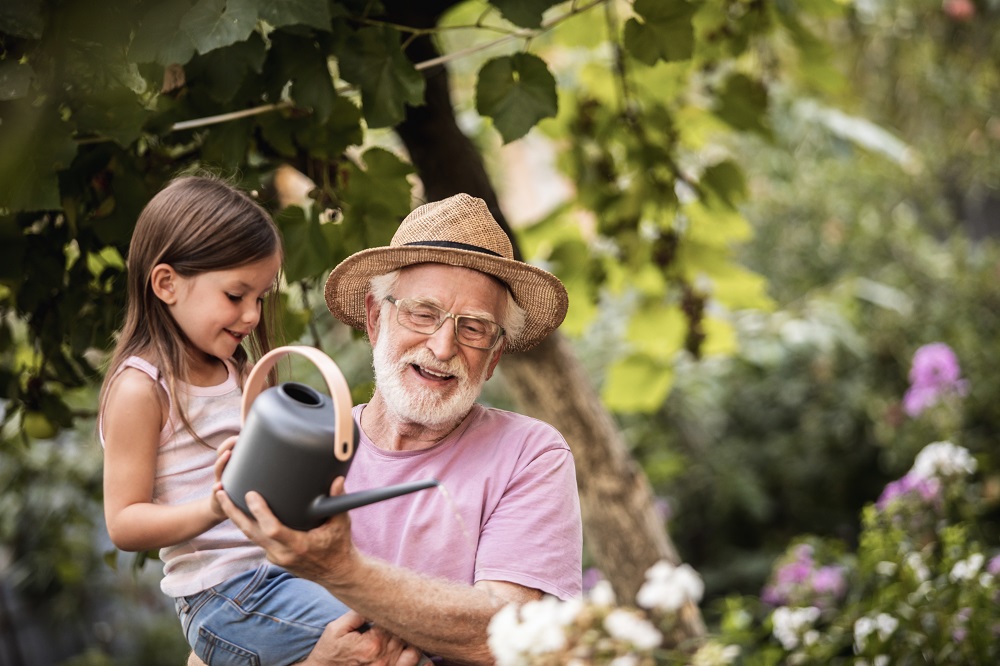 Großvater mit seinem Enkel im Garten