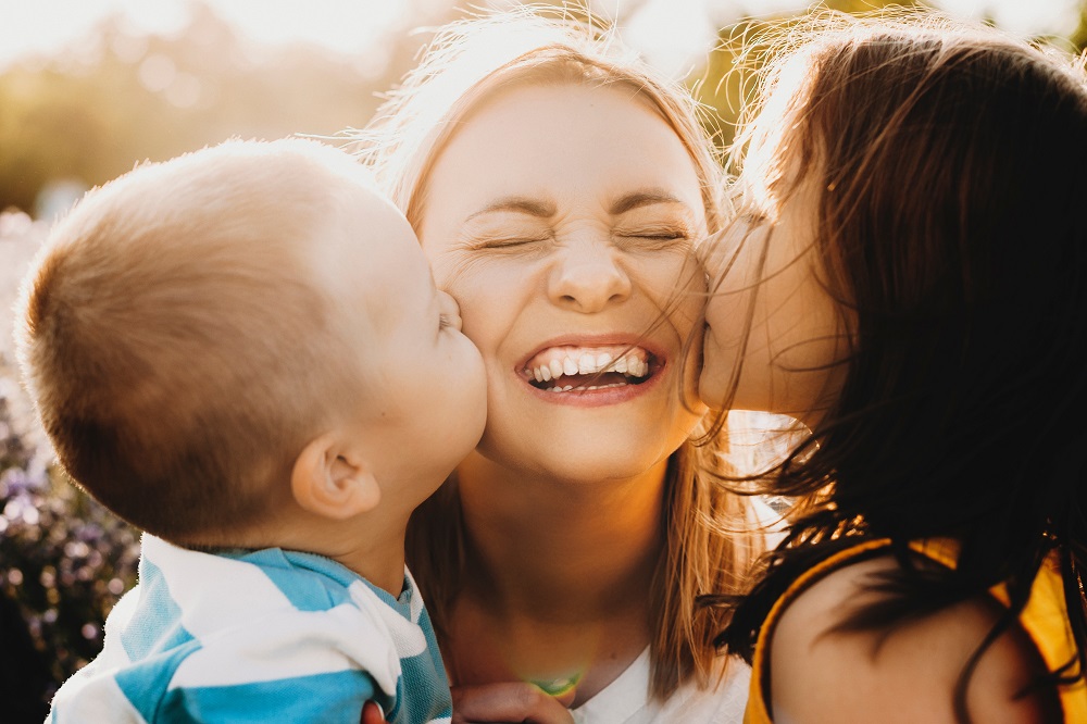 Kinder küssen ihre Mama