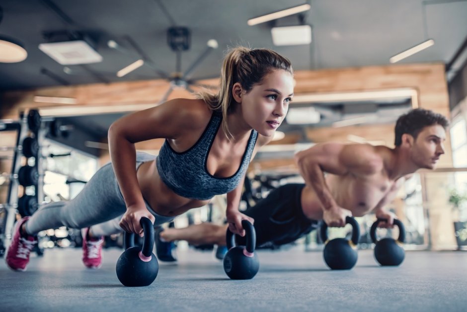 Mann und Frau beim Fitnesstraining mit Hanteln