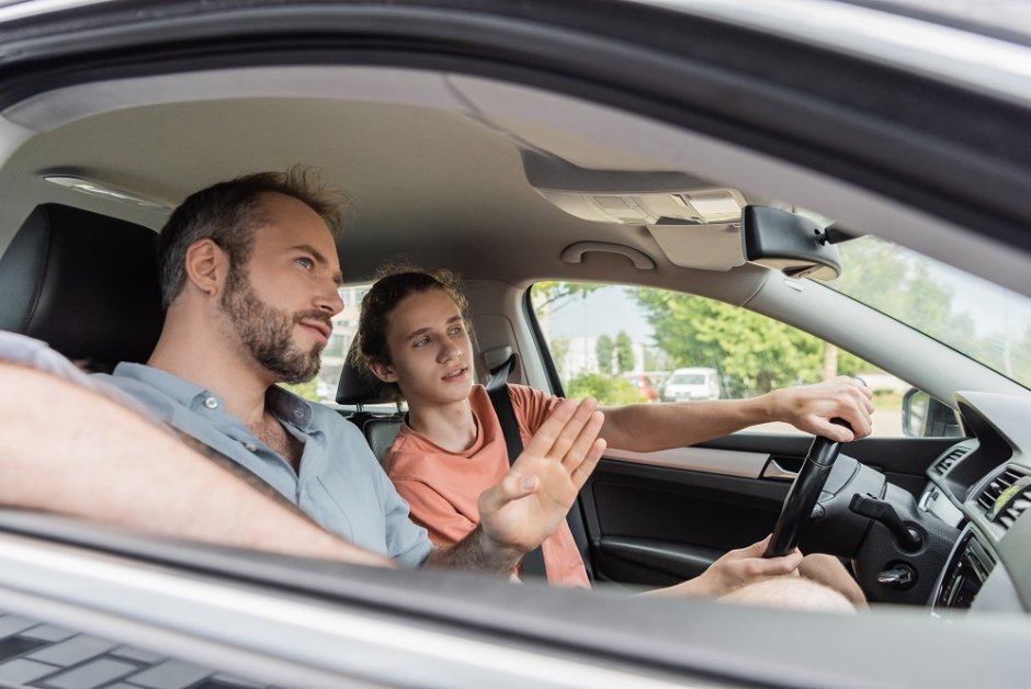 Vater und Sohn im Auto