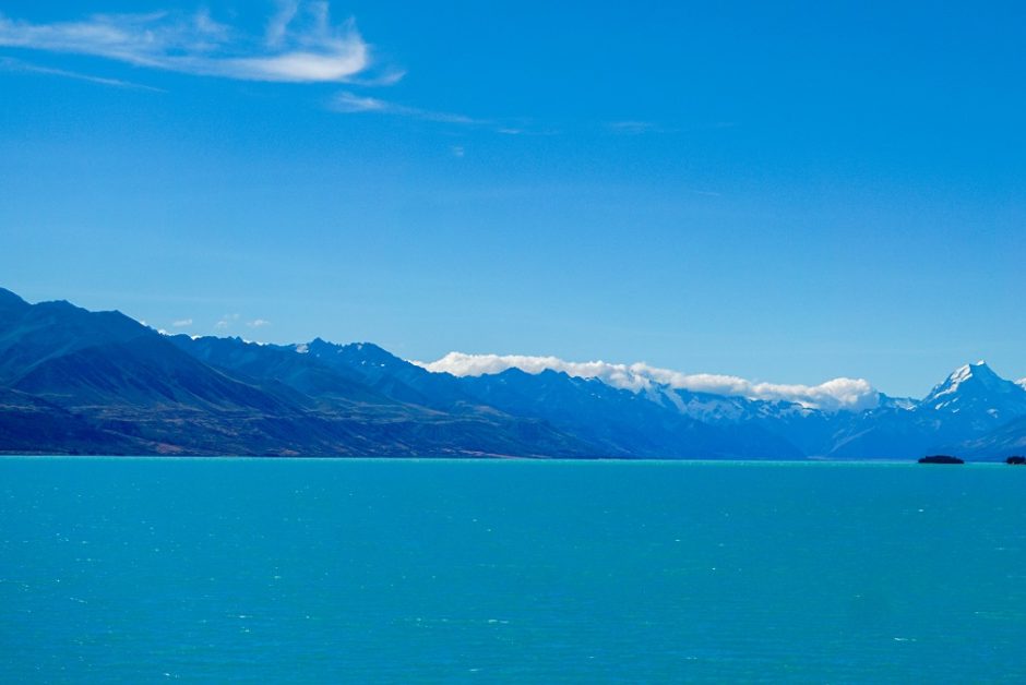 Berge und Wasser unter blauem Himmel