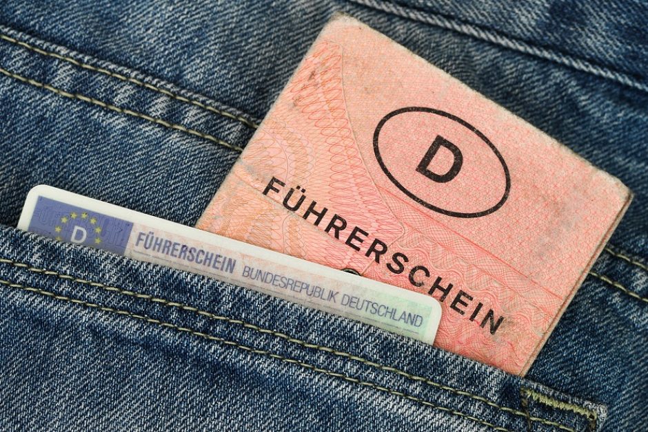 alter und neuer Führerschein in Hosentasche