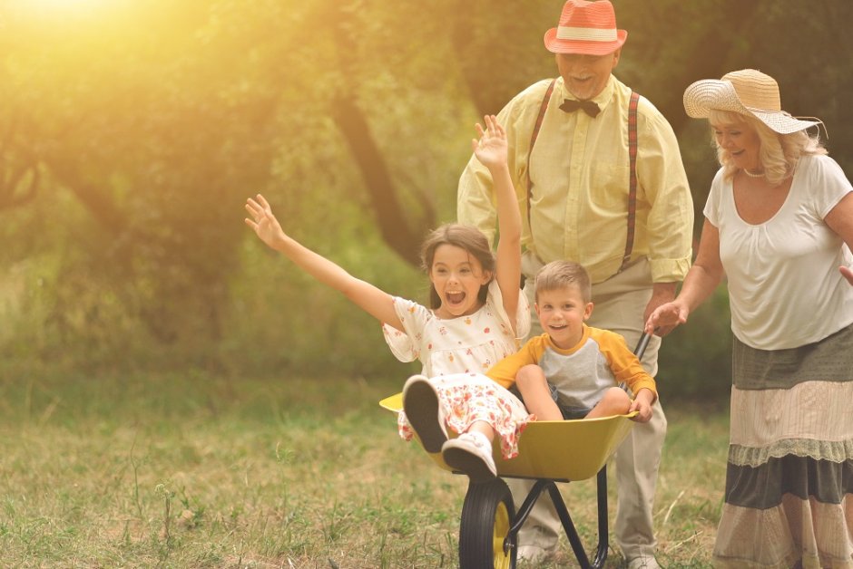 Glückliches Paar mit Enkelkindern