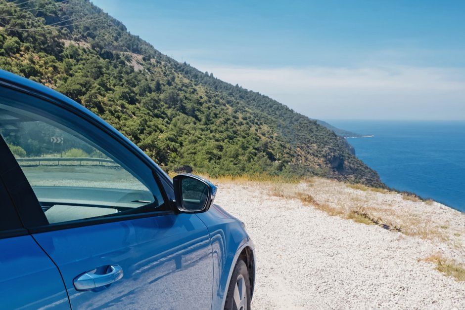 Mietwagen an einer Klippe mit Panoramablick