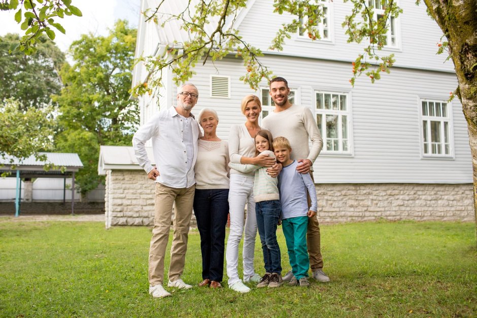 Familie vor Haus Niessbrauchrecht