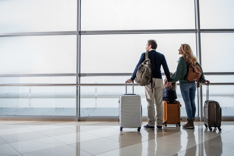 Paar mit Gepäck am Flughafen