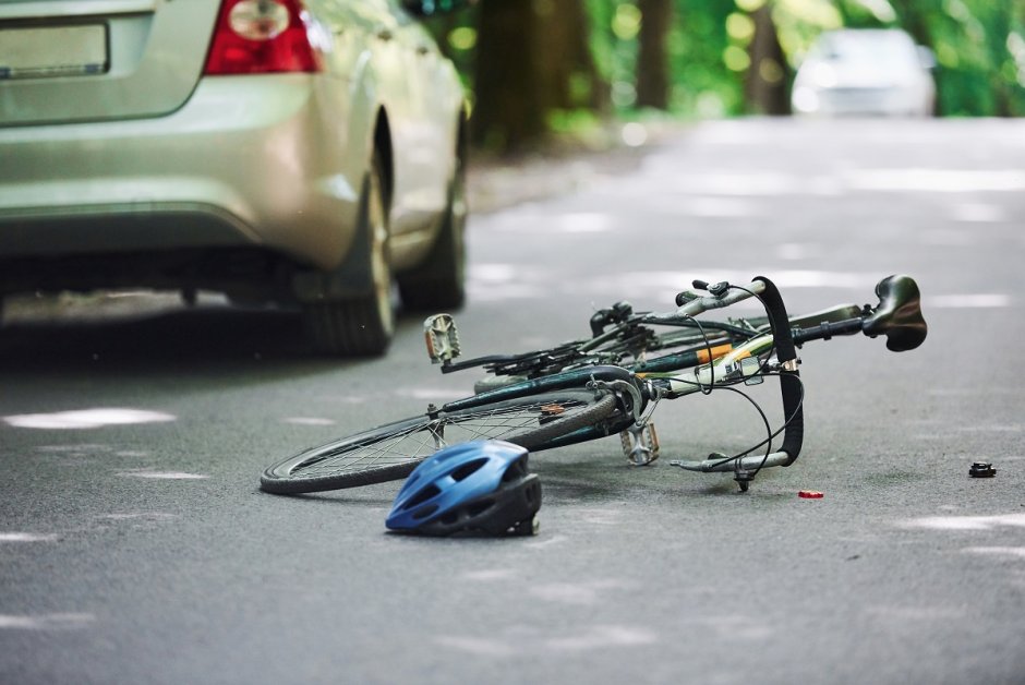 Fahrrad das nach einem Unfall mit einem Auto auf der Strasse liegt