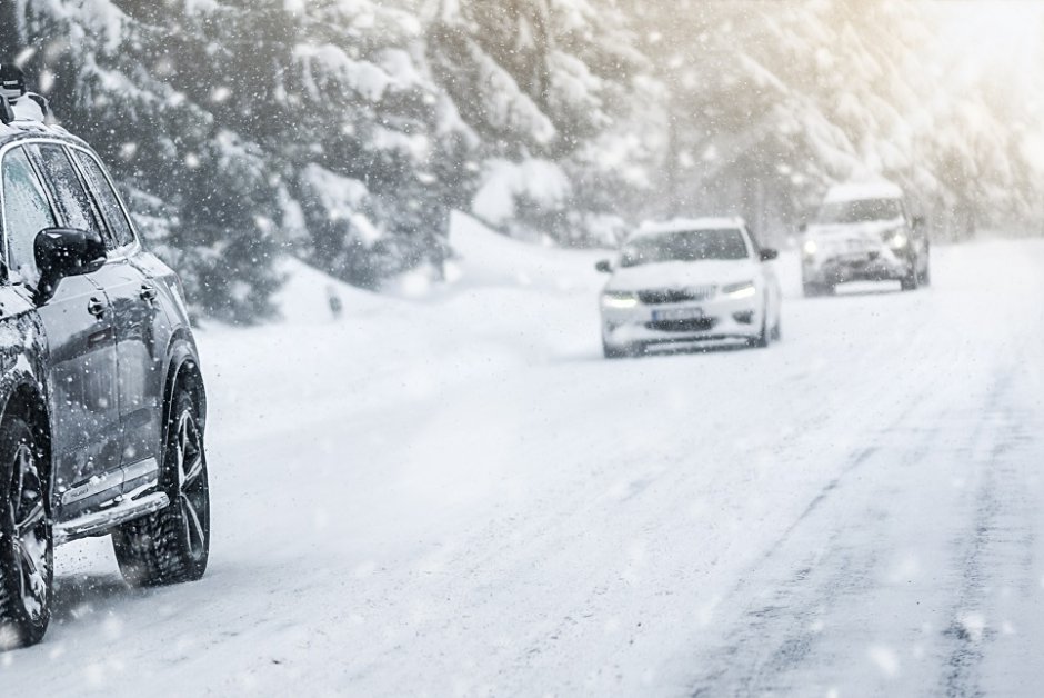 Autofahren im Winter auf einer zugeschneiten Straße